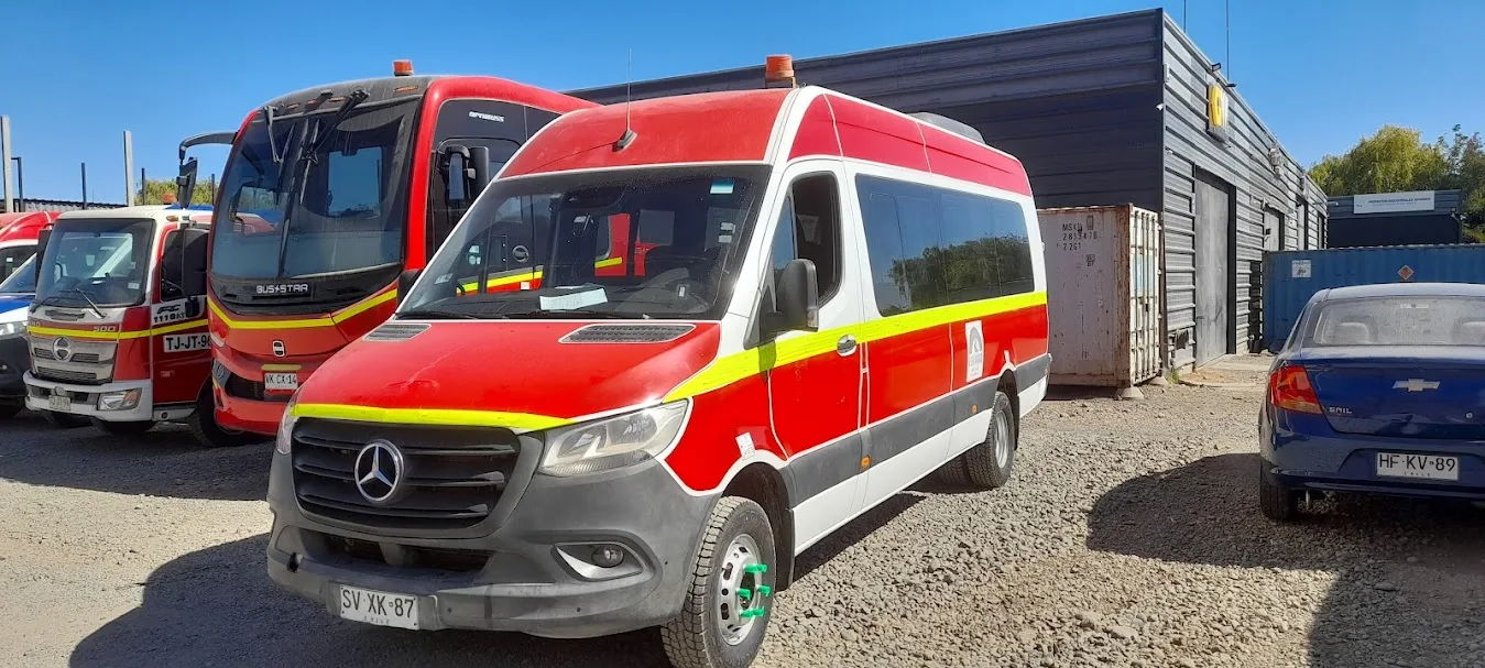 Mercedes-Benz Sprinter roja de pasajeros
